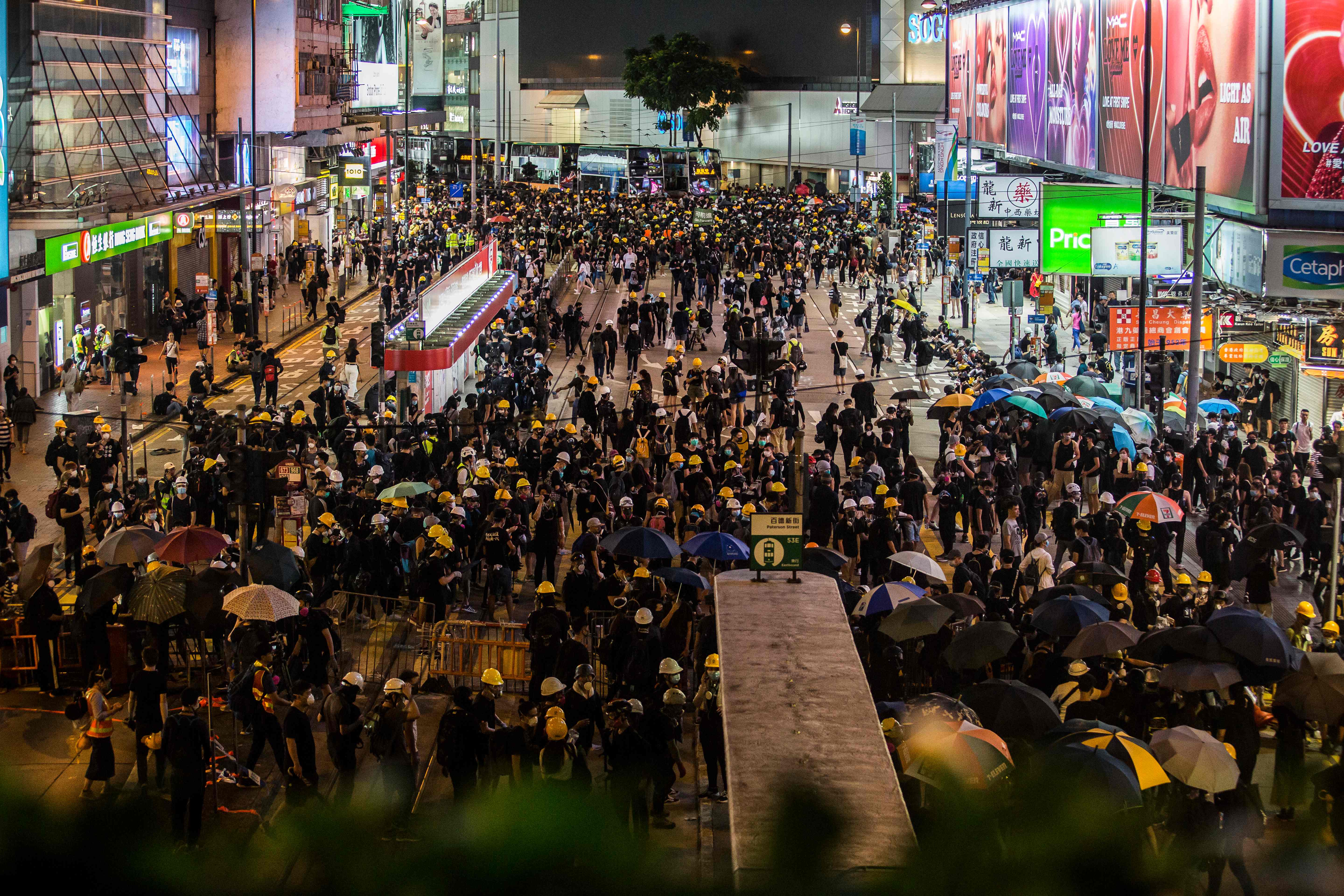 Demonstran memenuhi kawasan Causeway Bay, Hong Kong.