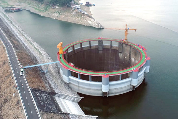 Morning Glory. Bendungan Ir. H. Djuanda. mulai dibangun 1957.