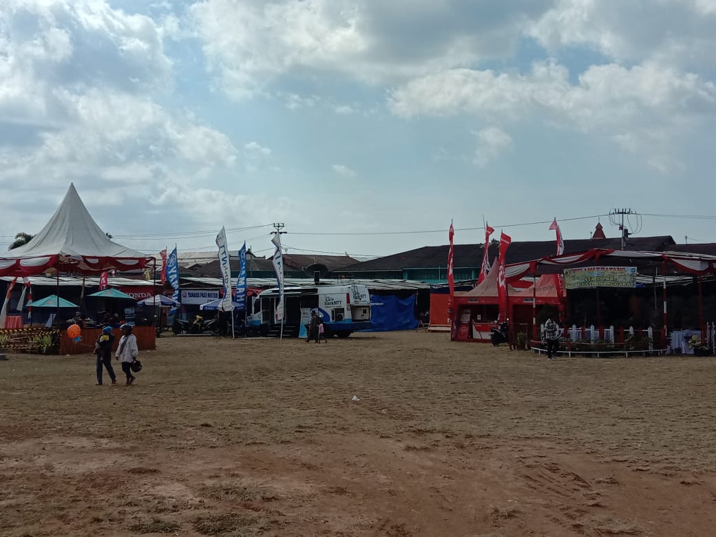 Permainan ketangkasan bernuansa judi mewarnai pameran pembangunan Kabupaten Manggarai, Kamis (29/8). 