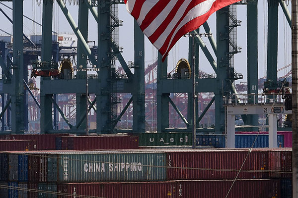 Salah satu pelabuhan pusat ekspor impor Tiongkok