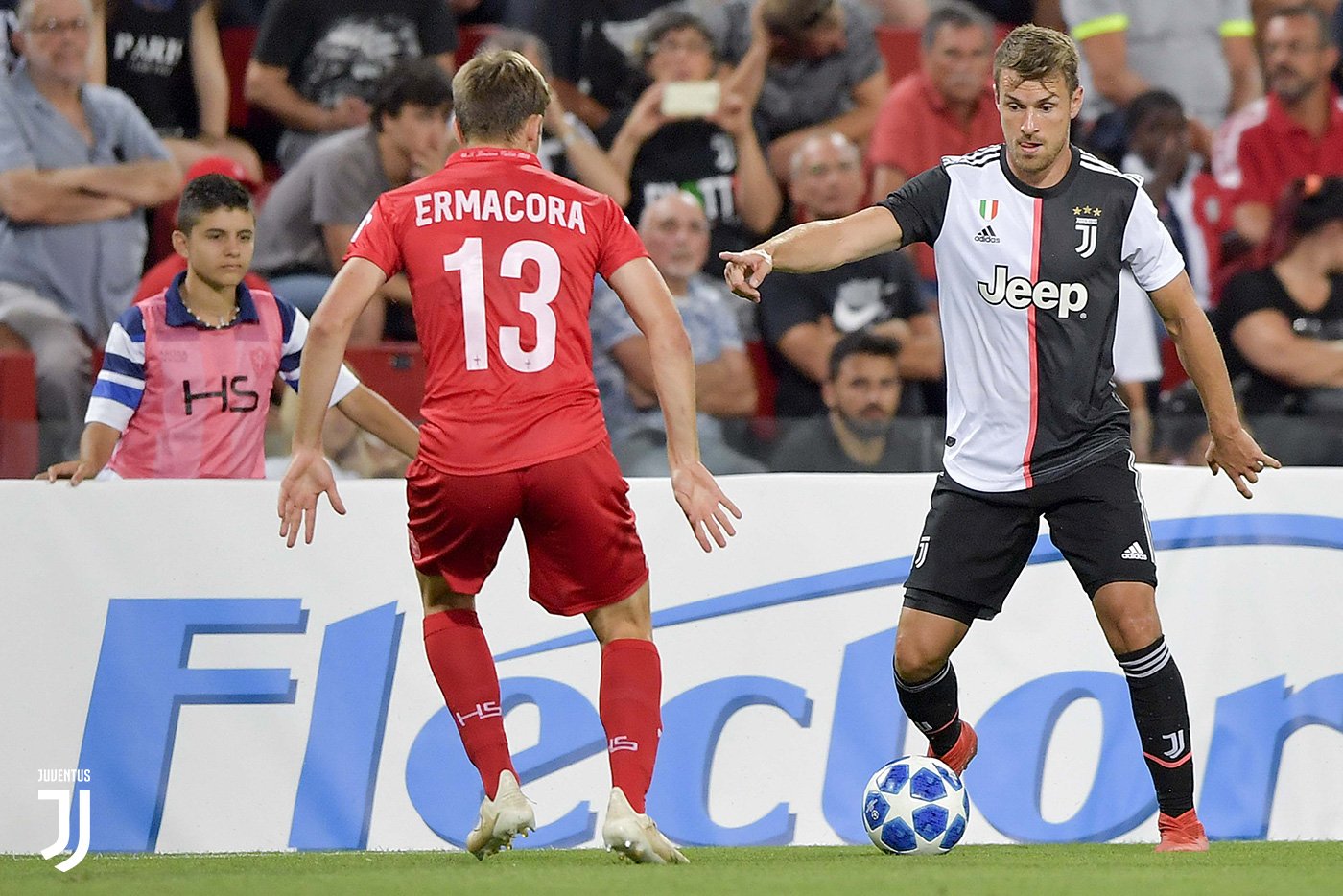 Aaron Ramsey (kanan) melakukan penampilan perdananya bersama Juventus.