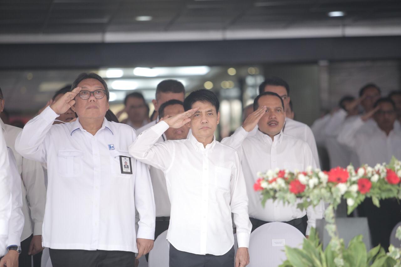 Direktur Utama PT Pupuk Indonesia Aas Asikin Idat (tengah)