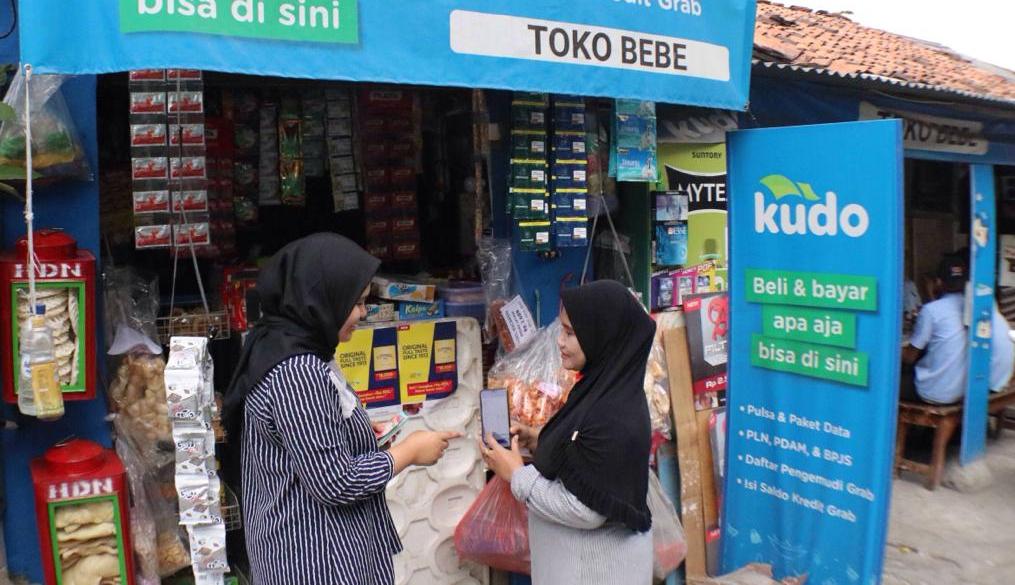 Warung tradisional memanfaatkan aplikasi digital untuk meningkatkan pelayanan kepada pelanggannya.