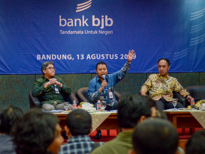 Direktur IT Treasury dan International Banking Rio Lanasier (tengah) bersama Pemimpin Corporate Secretary Bank BJB M As'adi Budiman (kiri).