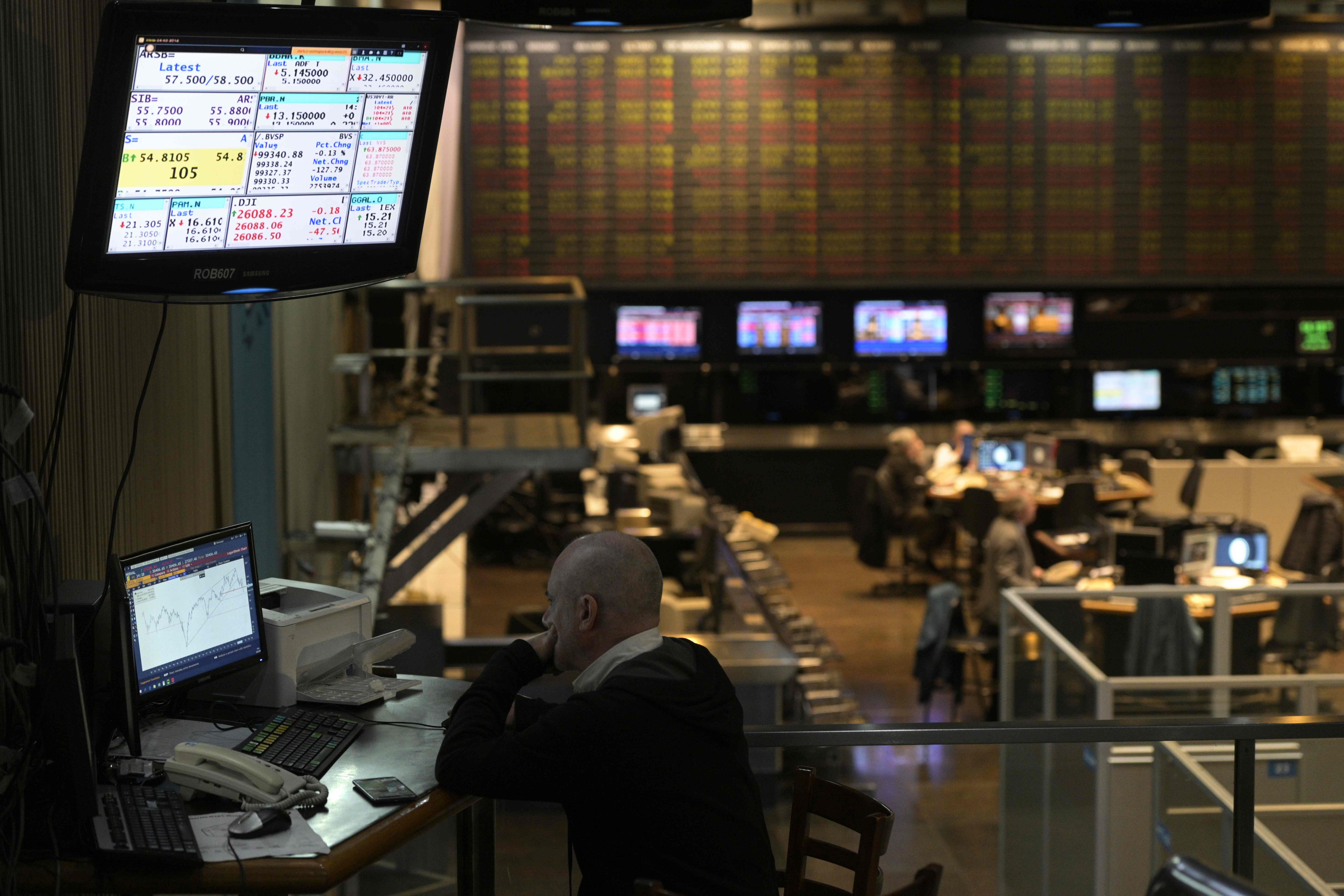 Seorang broker melihat layar monitor di Bursa Efek Buenos Aires setelah Hernan Lacunza disumpah menjadi menteri keuangan baru.