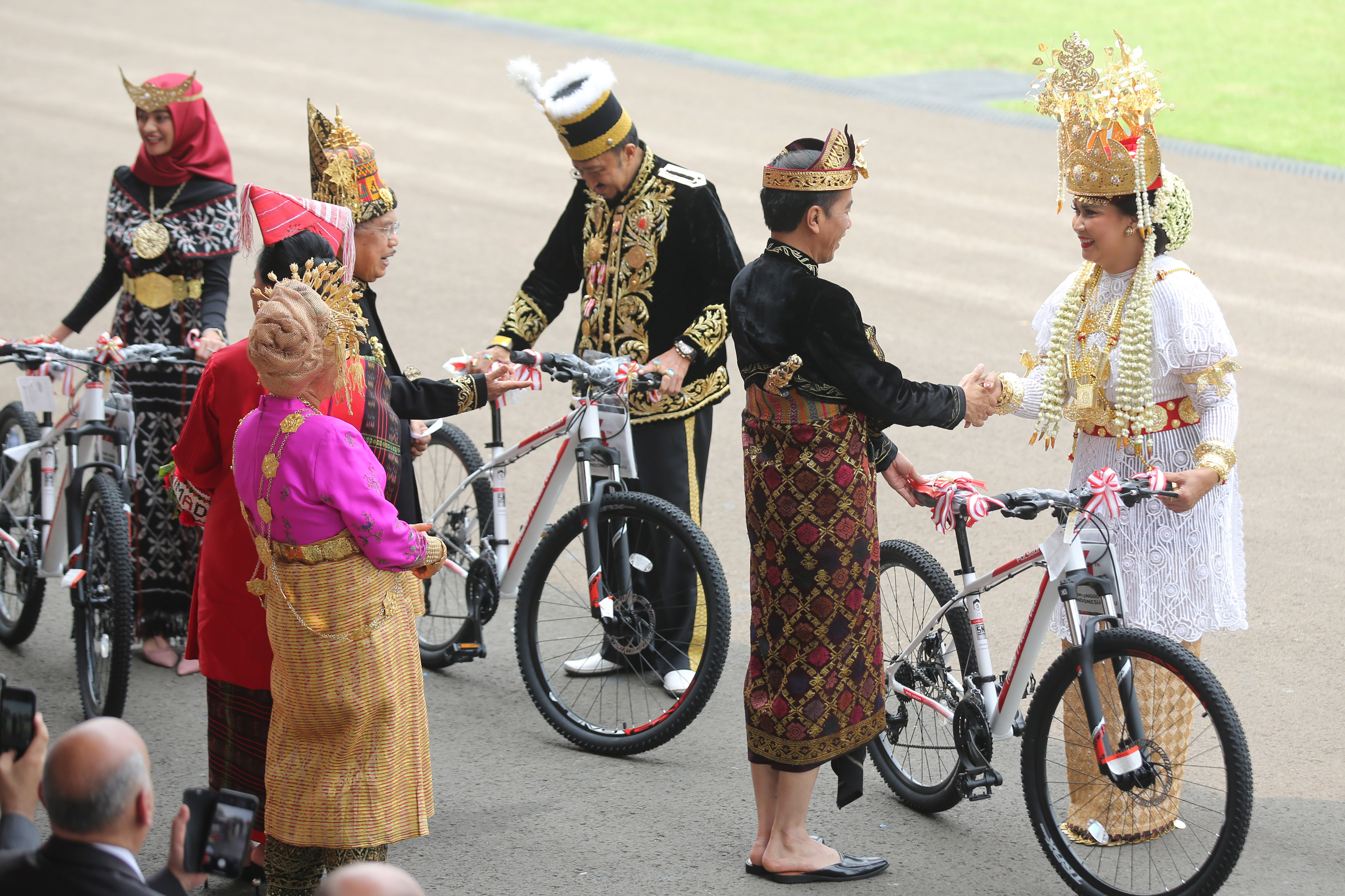 Presiden Jokowi memberikan hadiah sepeda kepada pemenang busana adat terbaik 