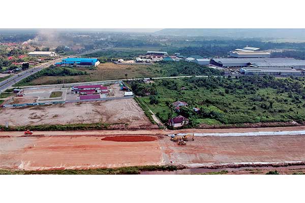 Foto udara proyek pembangunan ruas awal tol Sumbar-Riau di Jl Bypass KM 25, Kabupaten Padangpariaman, Sumatra Barat, Sabtu (27/7).