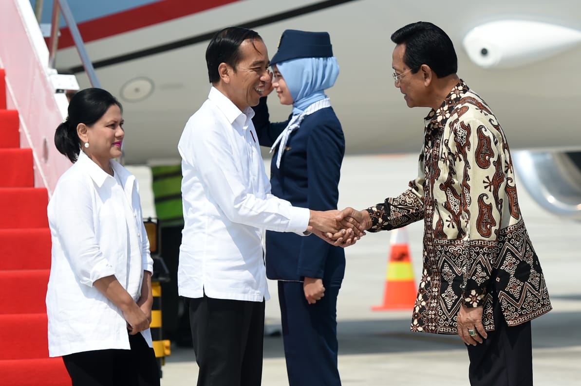 Presiden Joko Widodo dan Ibu Negara Iriana disambut Gubernur Yogyakarta Sri Sultan Hamengkubuwono X