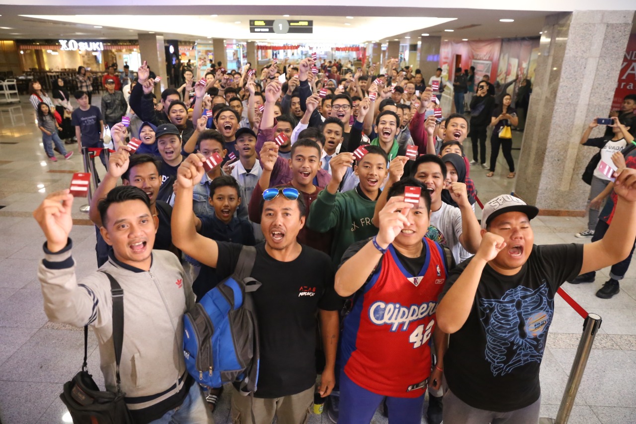 Rela Antre Berebut Sepatu Produk Indonesia