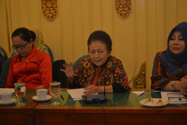 Anggota Komisi X DPR RI Popong Otje Djundjunan (tengah). 