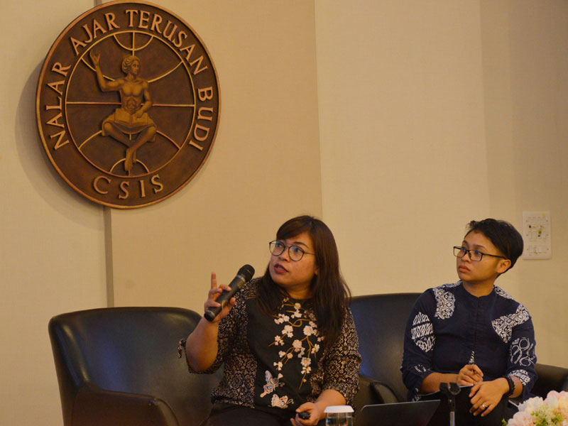 Wakil Indonesia Untuk AICHR Yuyun Wahyuningrum (kiri) dan moderator Peneliti Hubungan Intrnasional CSIS Fitriani (kanan).