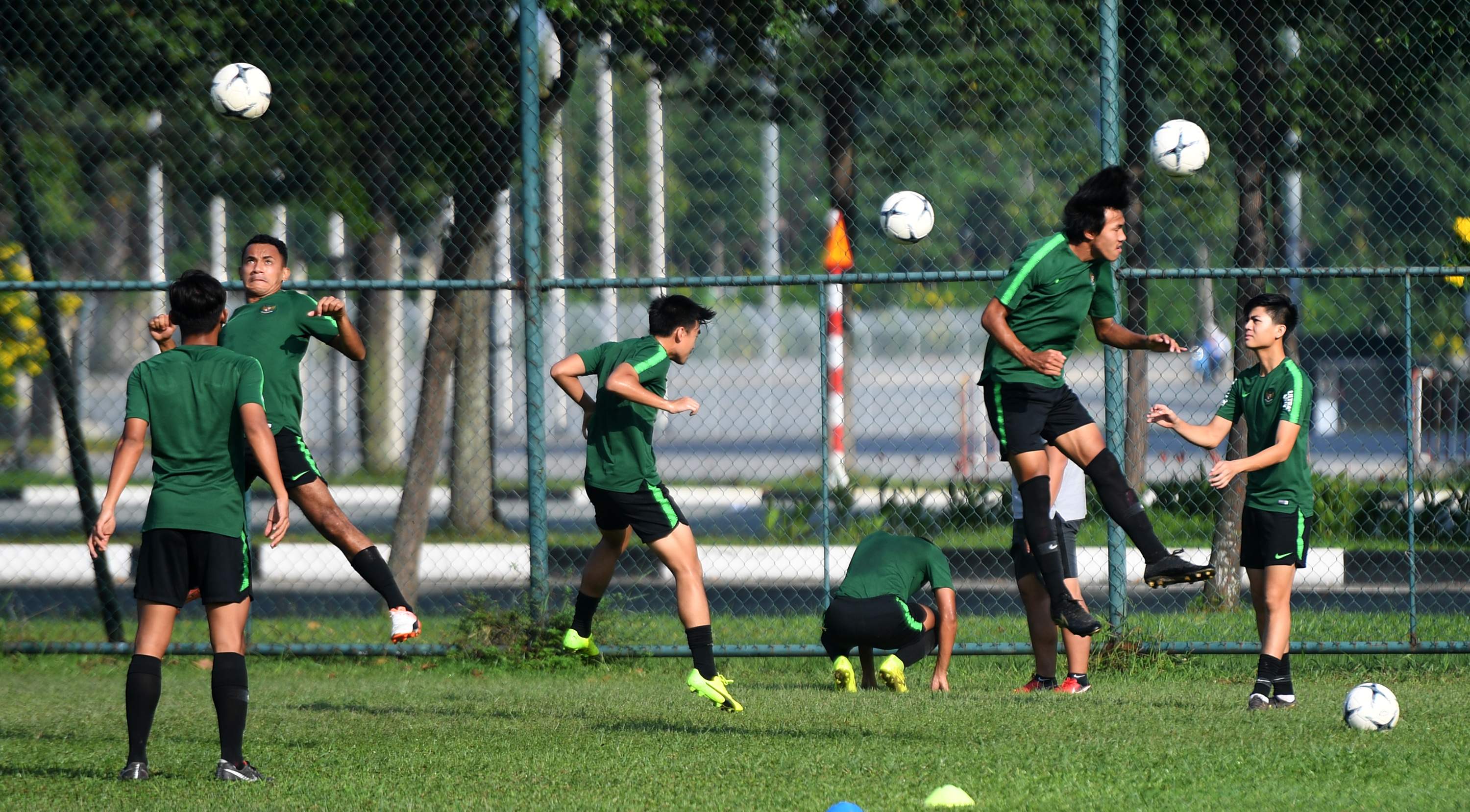 Sejumlah pemain U-18 melakukan latihan di Lapangan Becamex Binh Duong, Vietnam