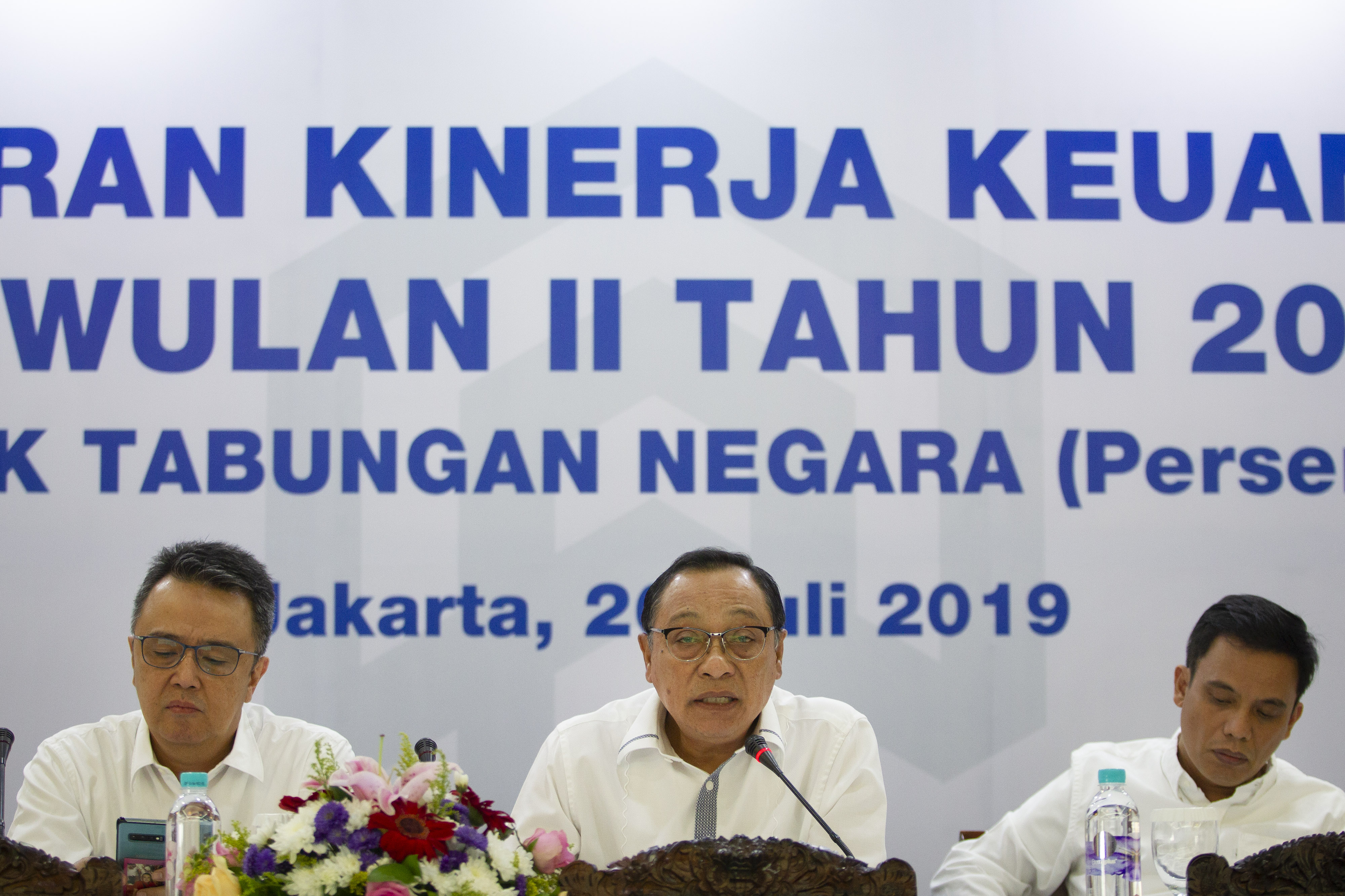 Direktur Utama PT Bank Tabungan Negara (Persero) Tbk Maryono (tengah)