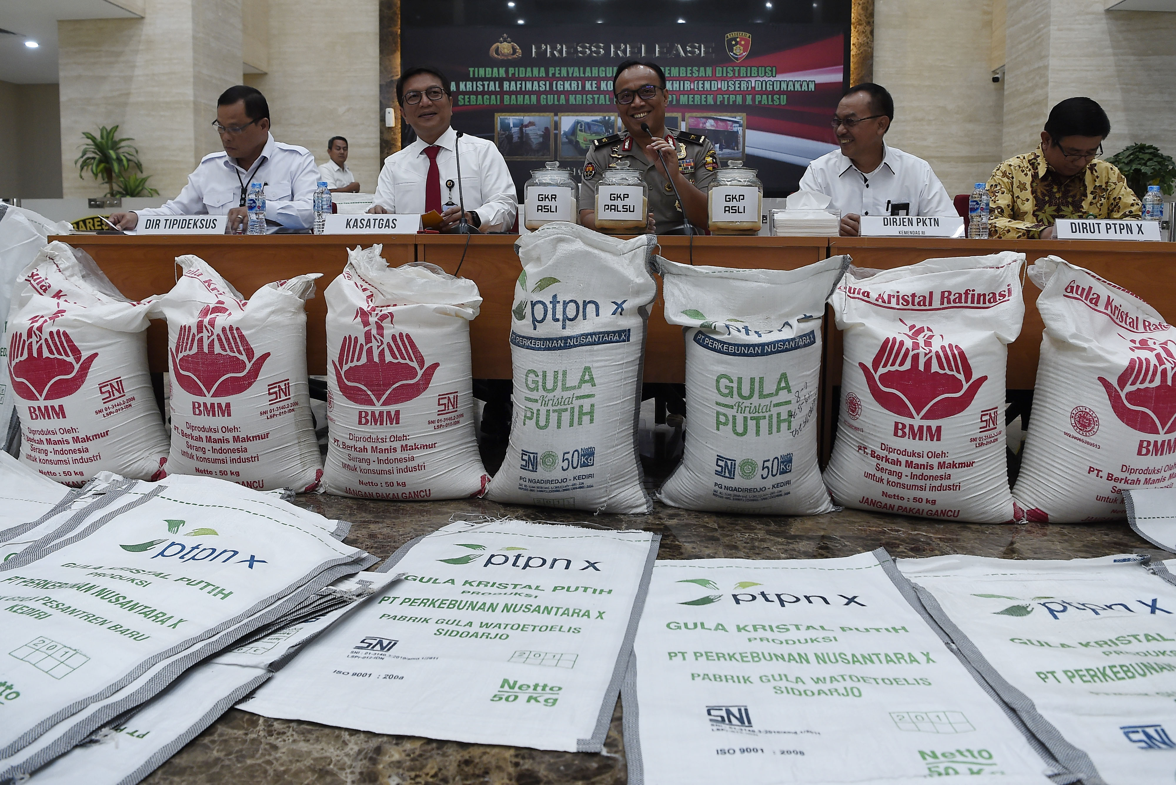 Polisi menangkap lima tersangka dan mengamankan barang bukti berupa 600 karung gula seberat 30 ton dari dua lokasi di Jawa Tengah