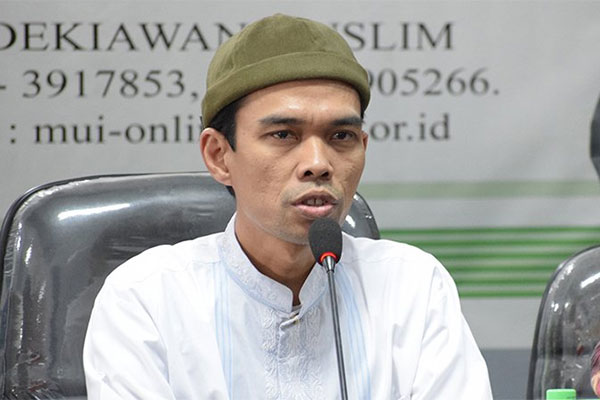 Ustadz Abdul Somad (kiri) dalam jumpa pers dengan Majelis Ulama Indonesia di Gedung MUI Pusat, Jakarta, Rabu (21/8/2019)