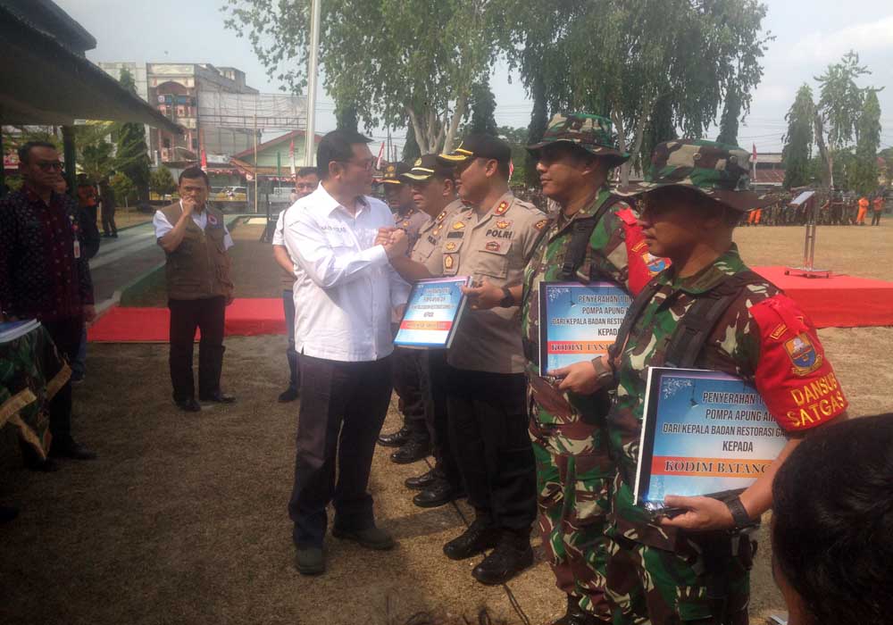 Kepala Badan Restorasi Gambut Nazir Foead secara simbolis menyerahkan bantuan lima unit pompa air kepada Tim Satgas Karhutla Jambi.