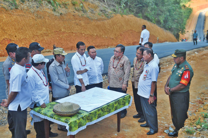  Presiden Joko Widodo Melihat  peta kawasan salah satu lokasi calon ibu kota negara saat peninjauan di Gunung Mas, Kalimantan Tengah 