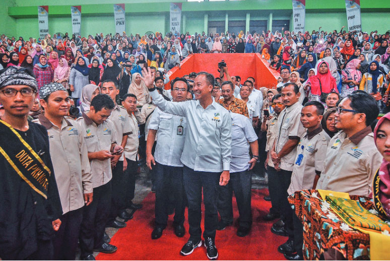 PENYALURAN PKH DAN BPNT: DiMenteri Sosial Agus Gumiwang Kartasasmita (tengah)