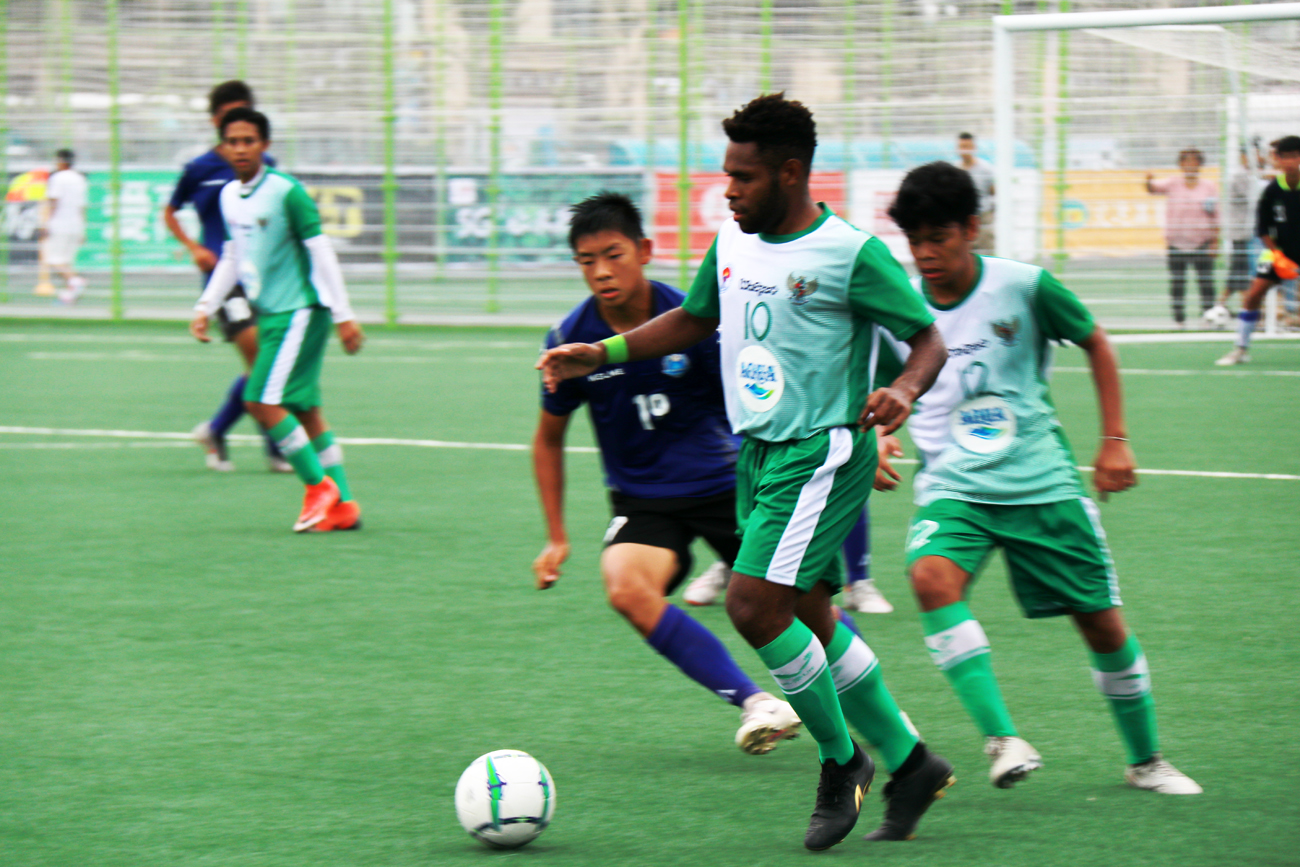 Striker Tim Pelajar Indonesia U-16 Kemenpora, Iryanto Wandik (depan) berebutan bola bersama pemain PT Elite FC asal Shanghai pada laga kedua