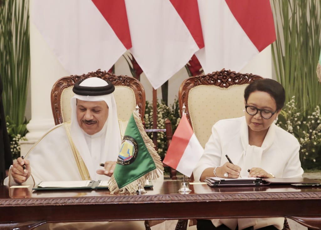 Menteri Luar Negeri Retno Marsudi menandatangani MoU dengan Sekjen GCC Abdul Latif bin Rashid Al-Zayani