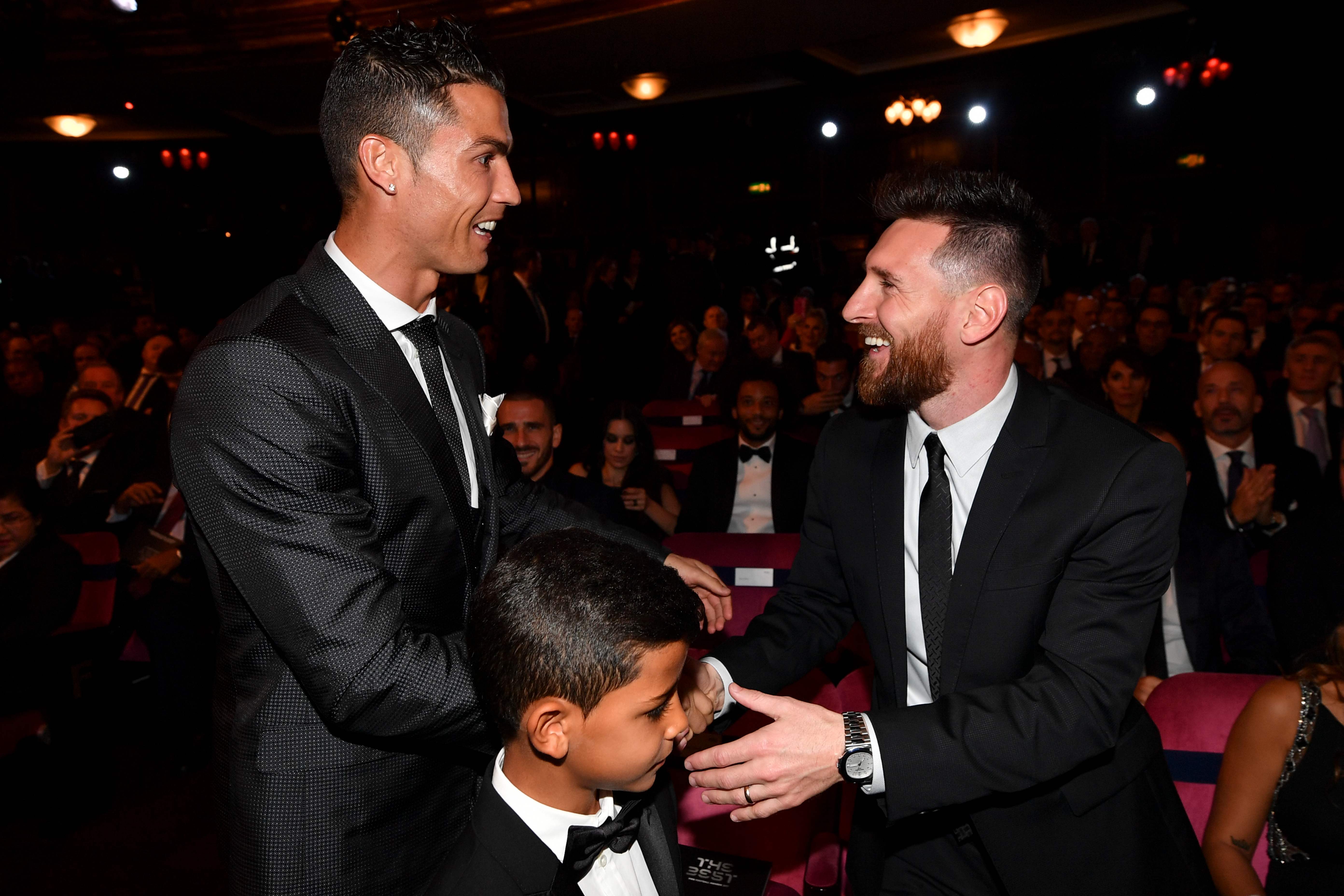 Cristiano Ronaldo (kiri) berjabat tangan dengan Lionel Messi di malam penghargaan pemain terbaik FIFA, Oktober 2017 lalu.