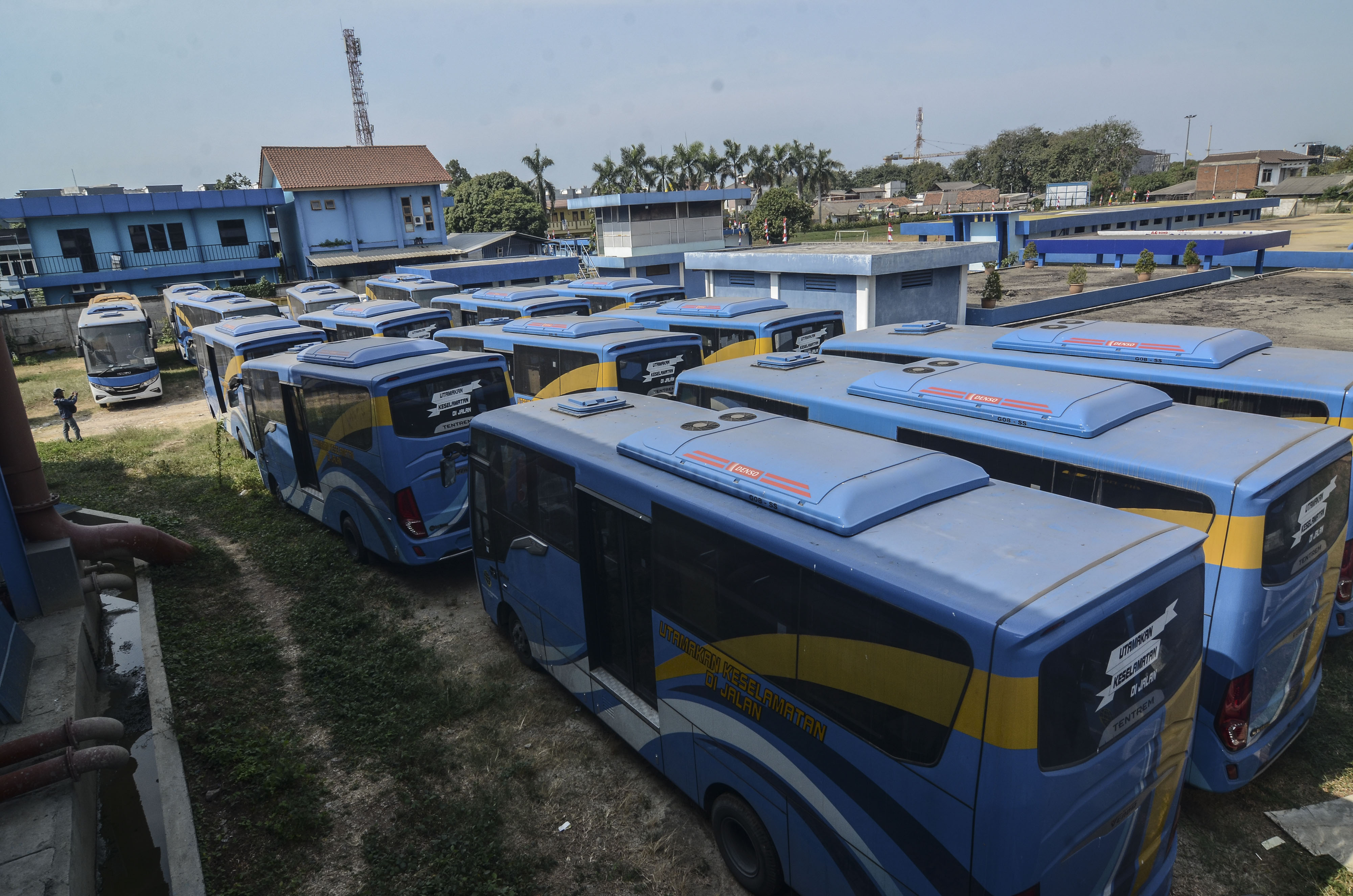 Suasana bus hibah Kementerian Perhubungan yang terparkir di Halaman Kantor PDAM Tirta Patriot di Bekasi,Jawa Barat,Rabu (7/8).