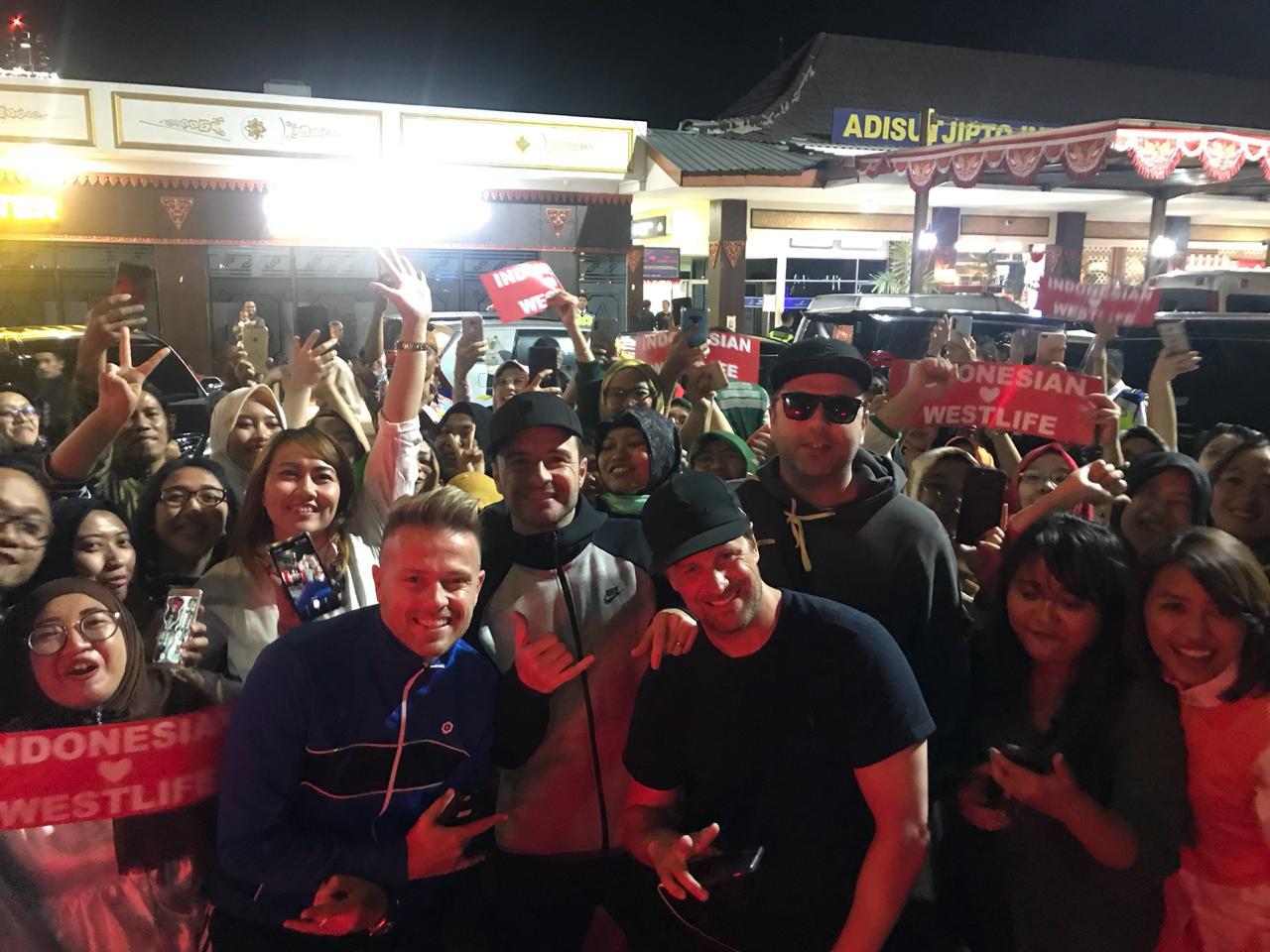 Para penggemar menyambut kedatangan Westlife di Bandara Adi Sucipto, Yogyakarta