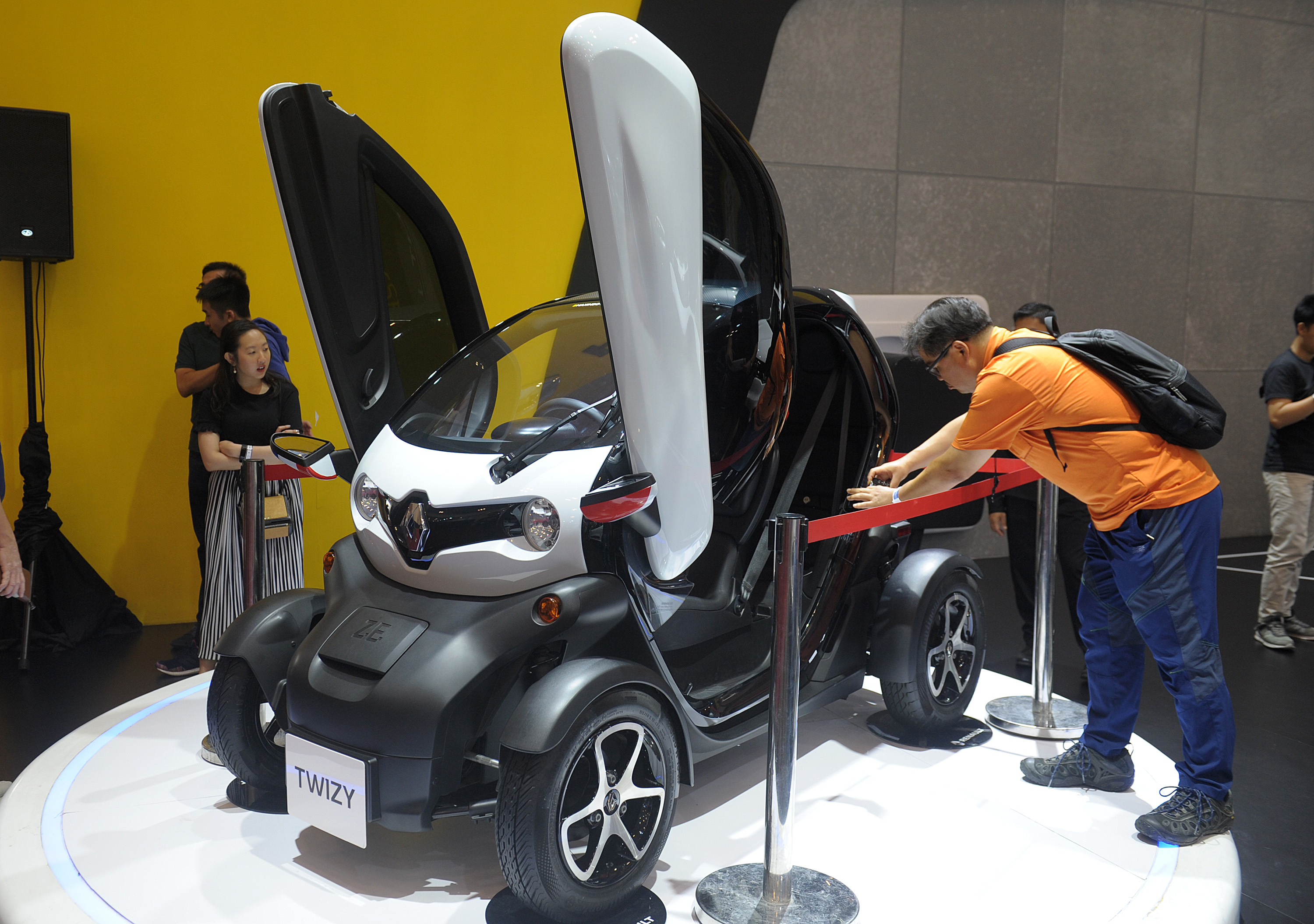 Pengunjung mengamati mobil listrik Twizy yang dipajang pada pameran otomotif GIIAS 2019 di ICE-BSD.