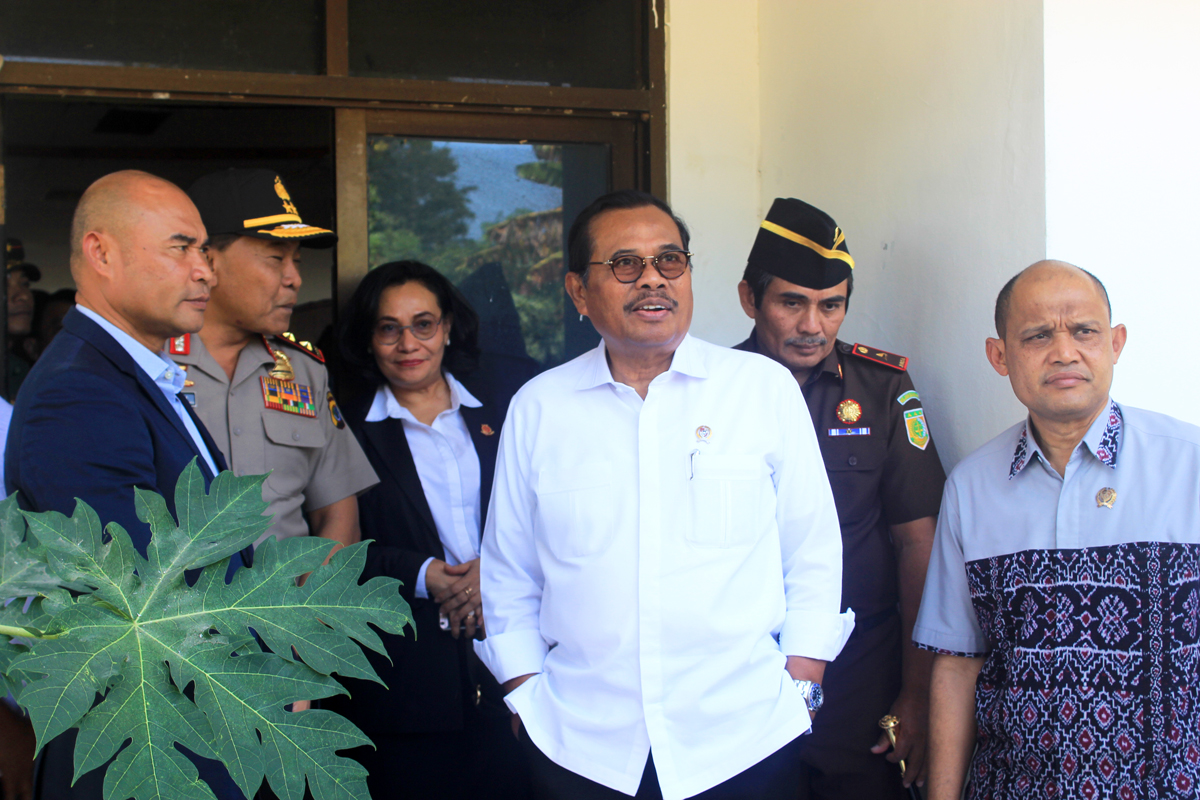 Jaksa Agung HM Prasetyo (tiga dari kiri) dan Gubernur NTT Viktor Laiskodat (kiri) meninjau aset rampasan di Kota Kupang, NTT, Kamis (22/8).