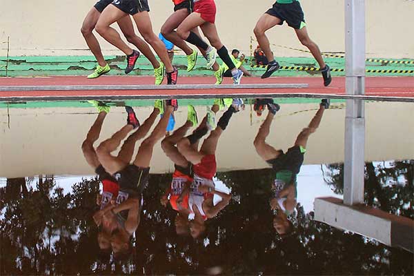 Ilustrasi -- Sejumlah atlet berlari beradu kecepatan