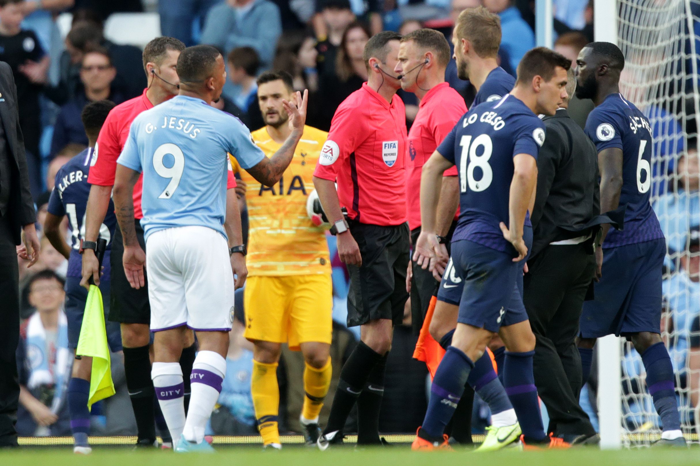 Gabriel Jesus (kiri) memprotes keputusan wasit yang menganulir golnya setelah VAR menyebut ada pelanggaran sebelum gol itu terjadi.