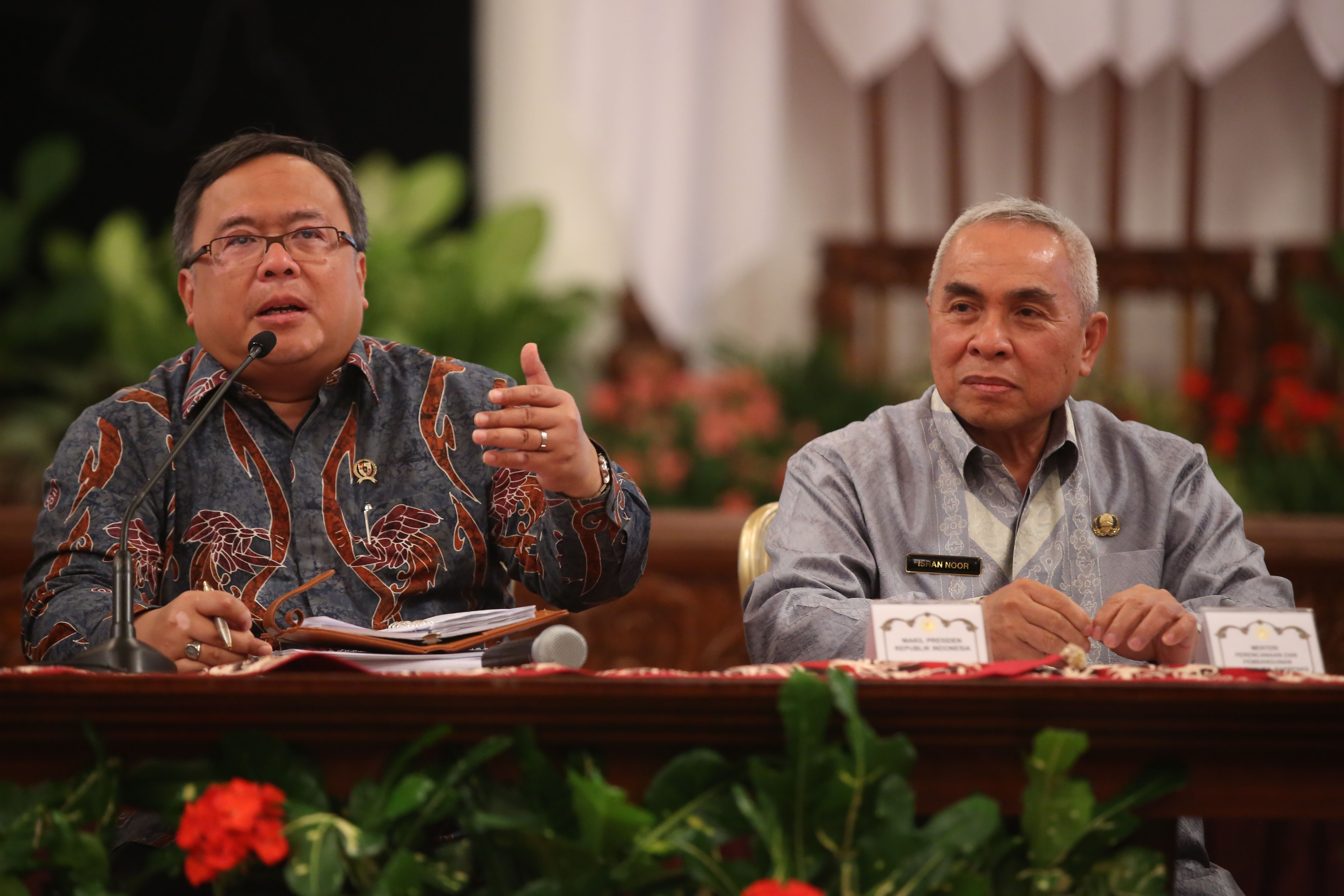 Menteri Perencanaan Pembangunan Nasional/Kepala Bappenas Bambang Brodjonegoro (kiri) dan Gubernur Kalimantan Timur Isran Noor