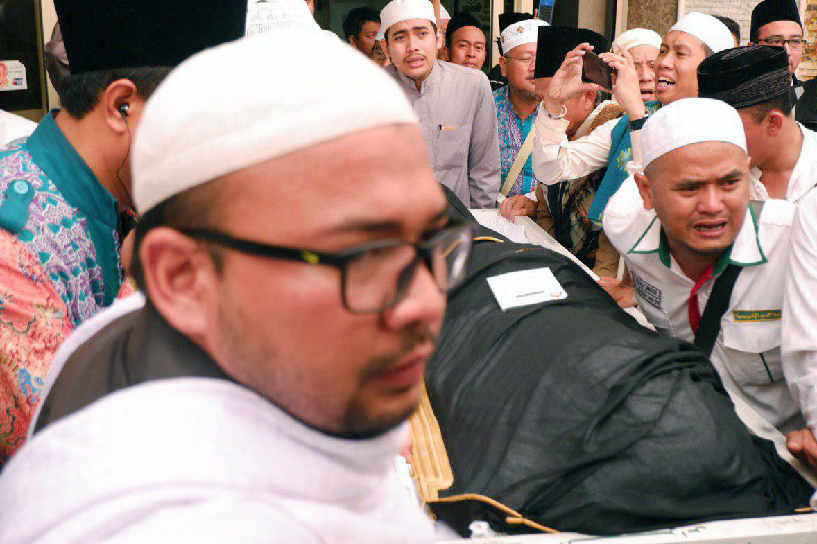 Momen saat jenazah KH Maimon Zubair akan dimakamkan di Arab Saudi