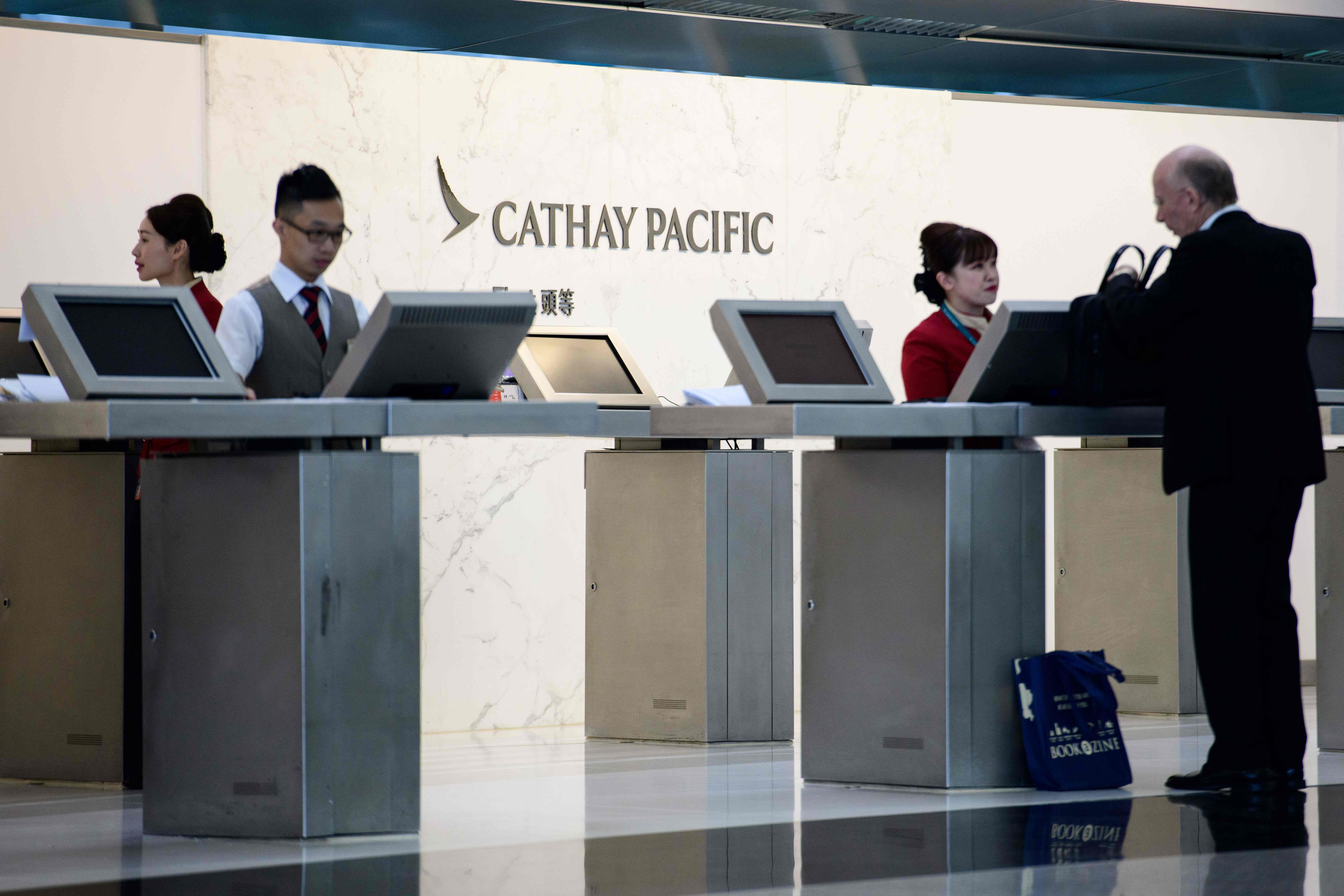 Cathay Pacific Hentikan Penjualan Tiket di Bandara Hong Kong
