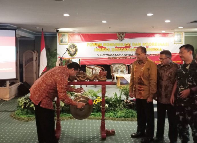 Penutupan Forum Komunikasi dan Koordinasi Indeks Demokrasi Indonesia di Jawa Timur,  Surabaya,  Kamis (8/8).