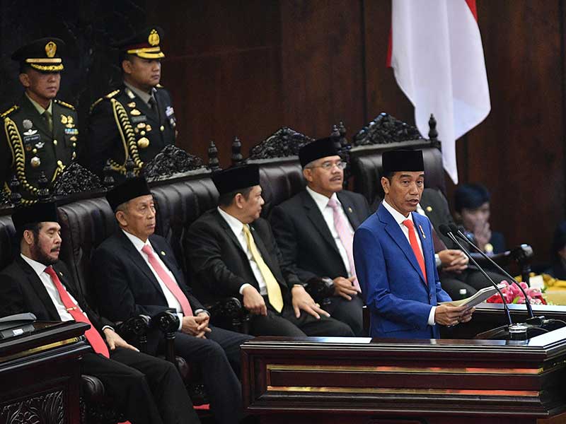 Presiden Joko Widodo menyampaikan pidato dalam Sidang Tahunan MPR di Kompleks Parlemen, Senayan, Jakarta, Jumat (16/8/2019).
