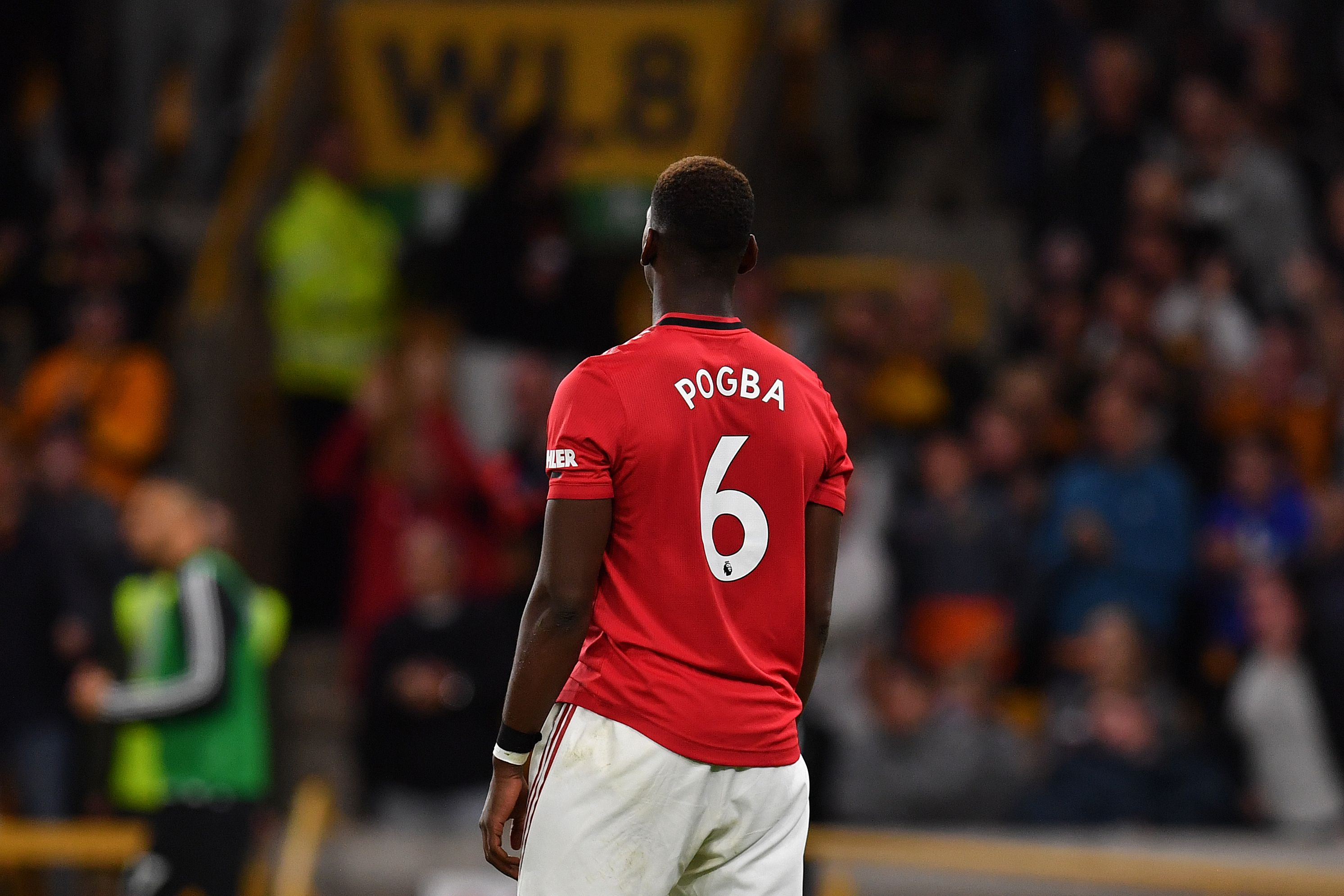 Paul Pogba bereaksi setelah gagal mengeksekusi penalti dalam laga Liga Primer Inggris melawan Wolverhampton