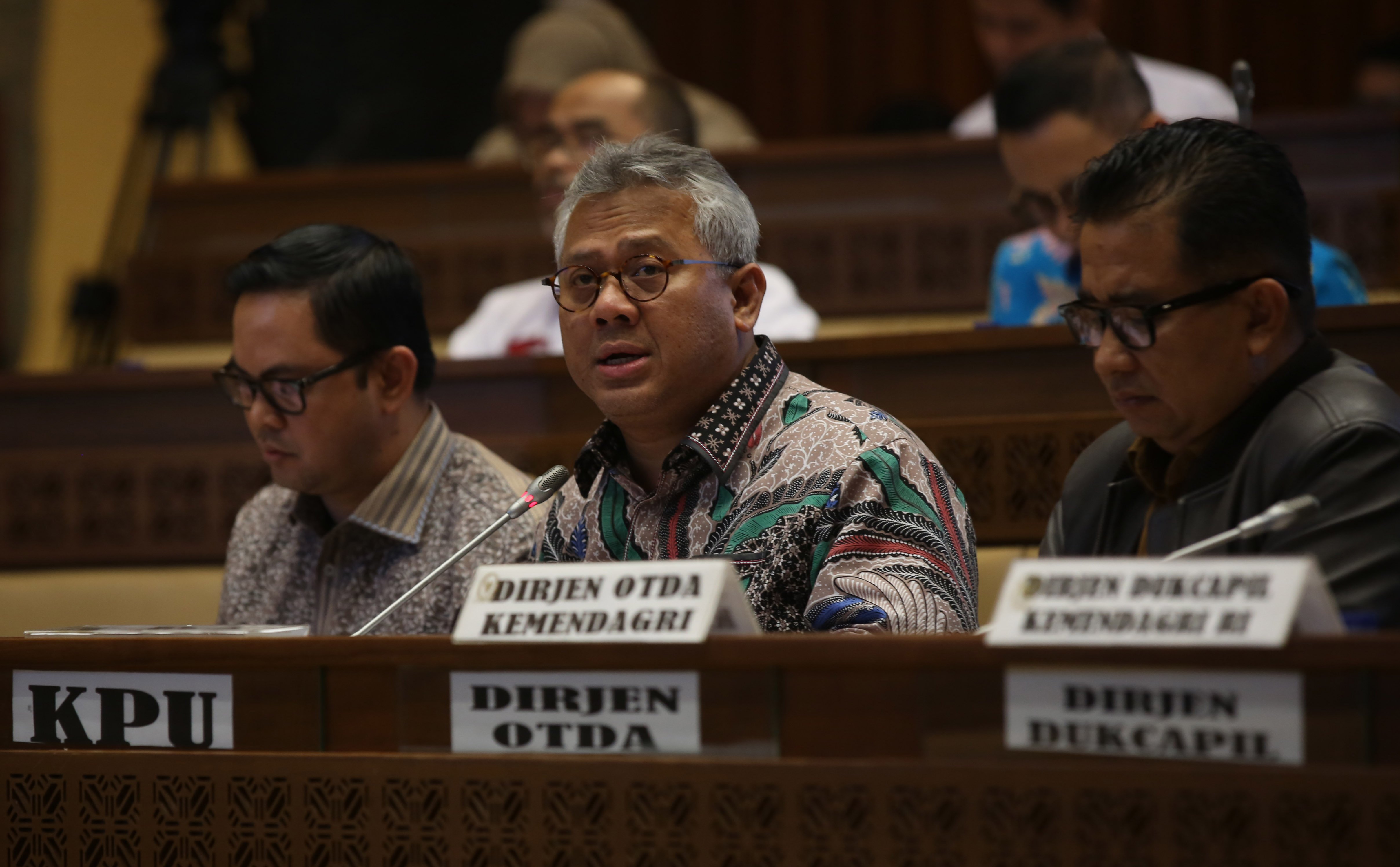 Ketua KPU Arief Budiman (tengah)