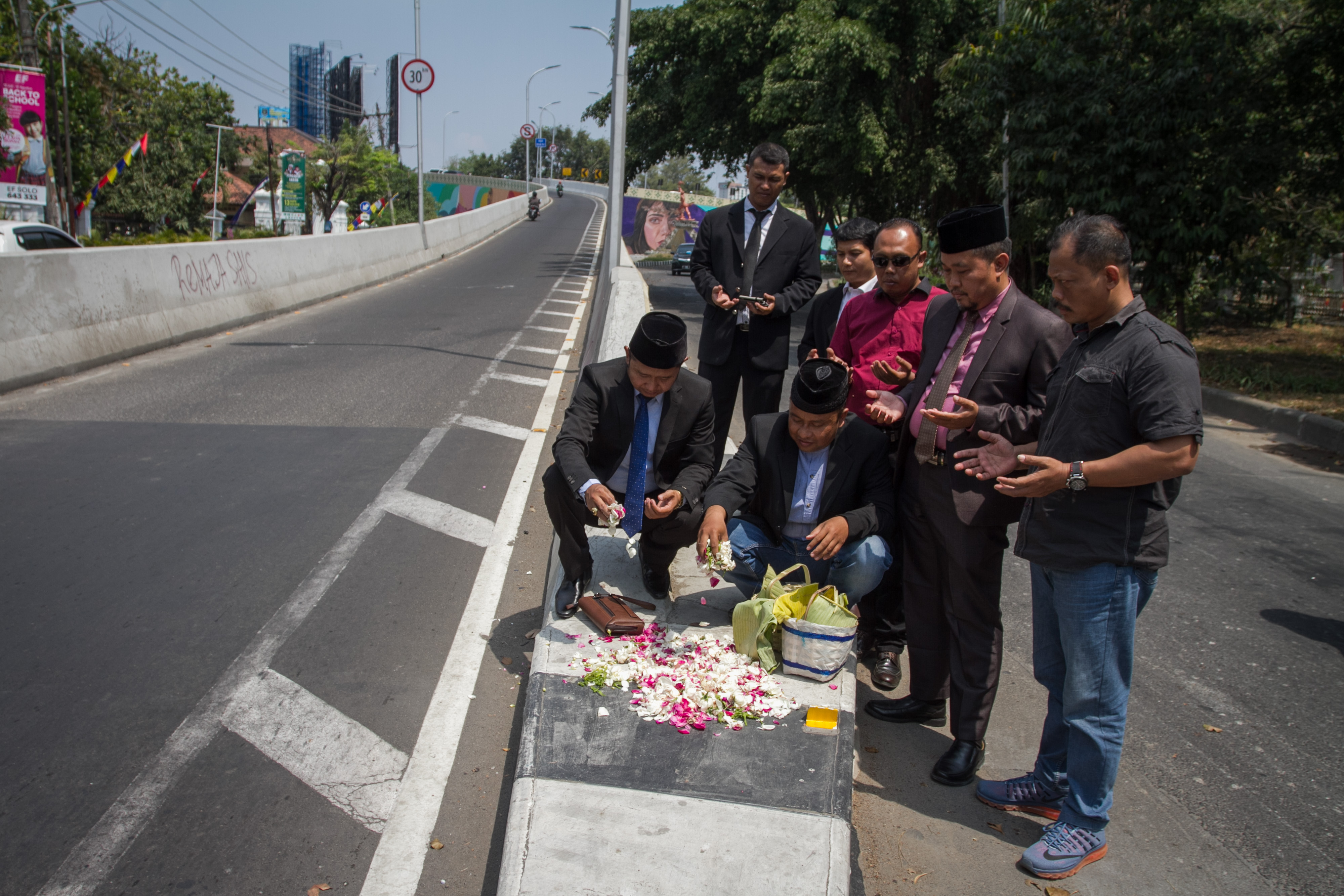  Lembaga Pengawasan dan Pengawalan Penegakan Hukum Indonesia (LP3HI) Solo melakukan aksi tabur bunga di Overpass Manahan, Solo, Senin (12/8)