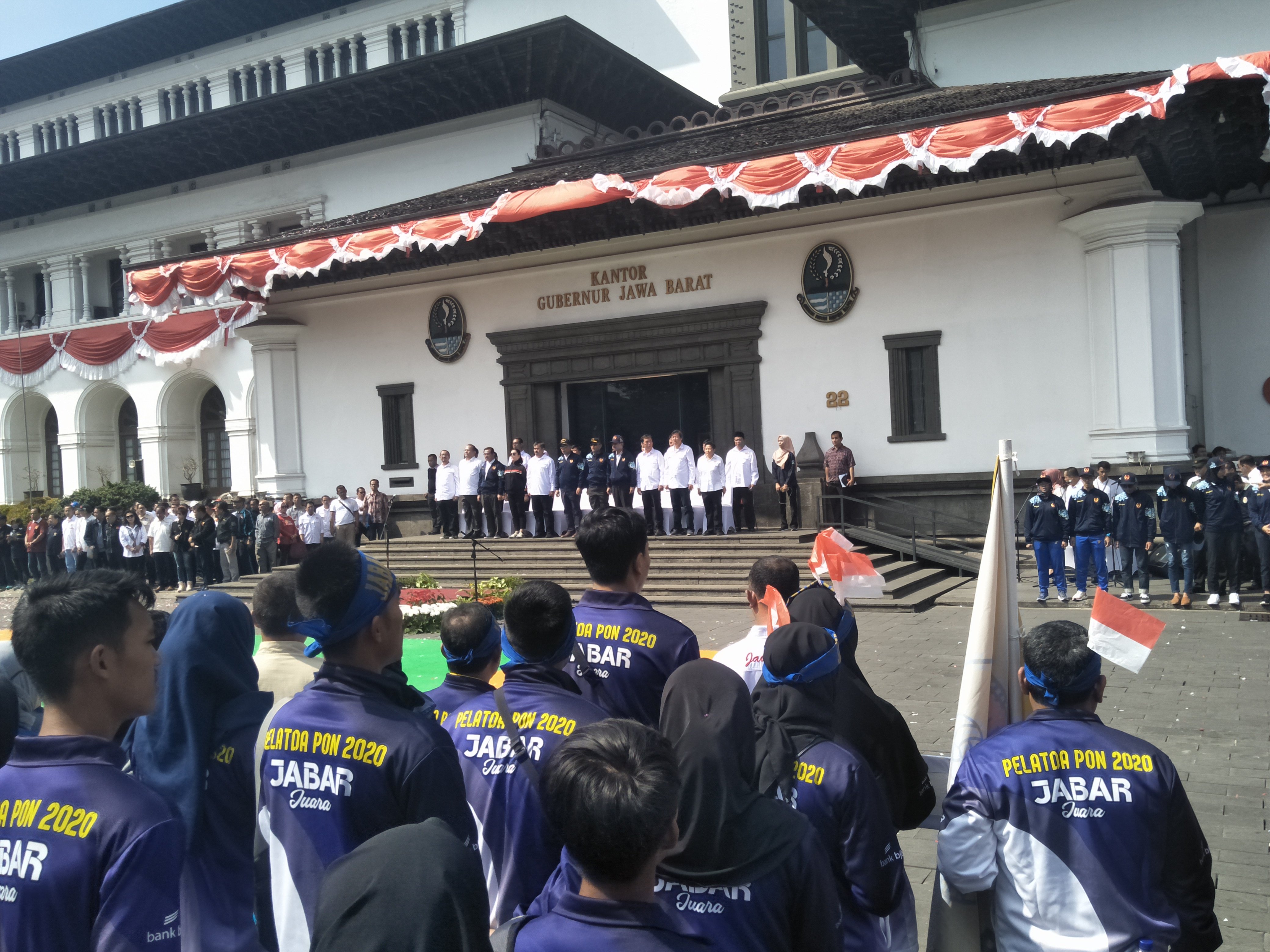 Gubernur Jabar Ridwan Kamil memimpin apel besar kesiapan Pelatda Tim PON Jawa Barat 2020 di Bandung, Rabu (14/8)  