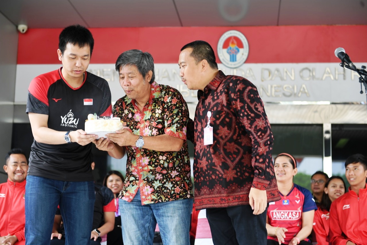Kejutan diberikan Menpora Imam Nahrawi kepada pebulutangkis Hendra Setyawan yang baru saja berulang tahun yang ke-35.