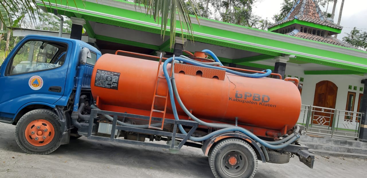 Armada truk tangki BPBD Klaten siap menyalurkan air bersih di wilayah Kecamatan Kemalang. (Media/Djoko Sardjono)