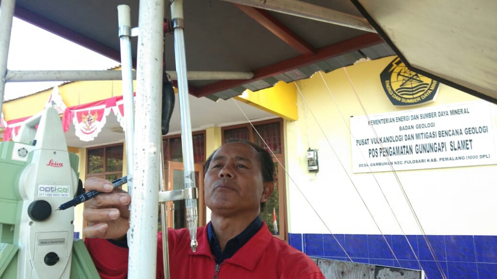Petugas terus memantau aktivitas Gunung Slamet di Pos Pengamatan Gunungapi Slamet di Desa Gambuhan, Pulosari, Pemalang, Jateng.
