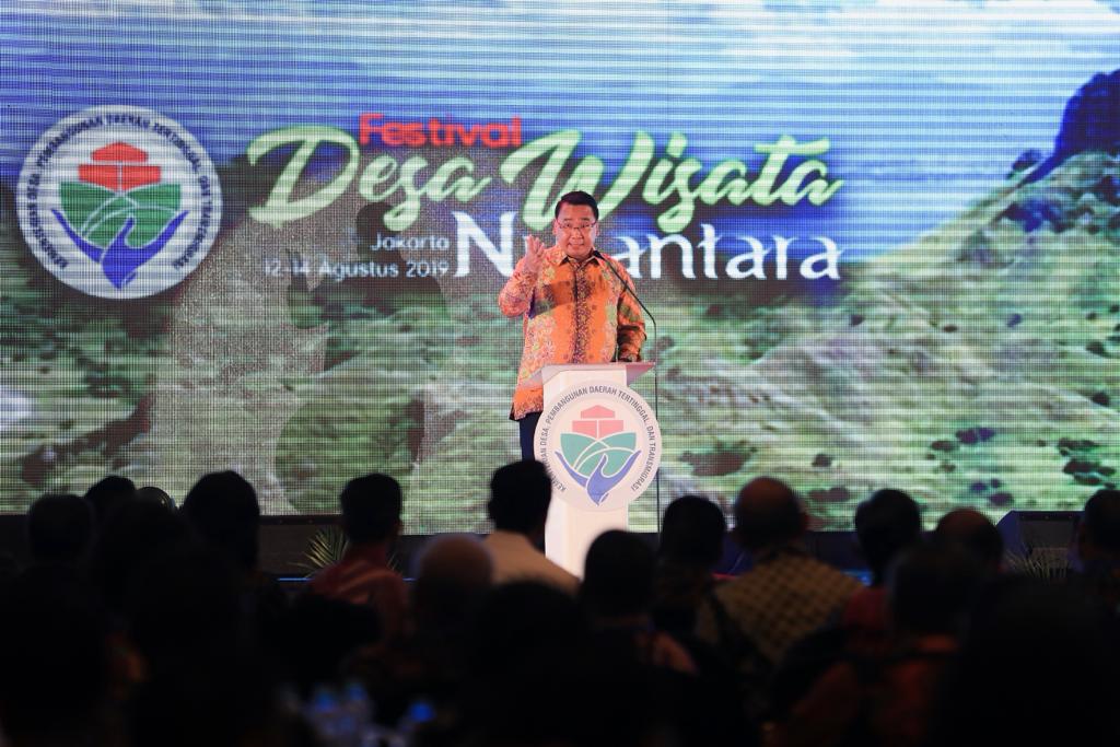 Mendes PDTT Eko Putro Sandjojo membei sambutan pada Festival Desa Wisata Nusantara di Hotel Sahid, Jakarta, Selasa (13/8).