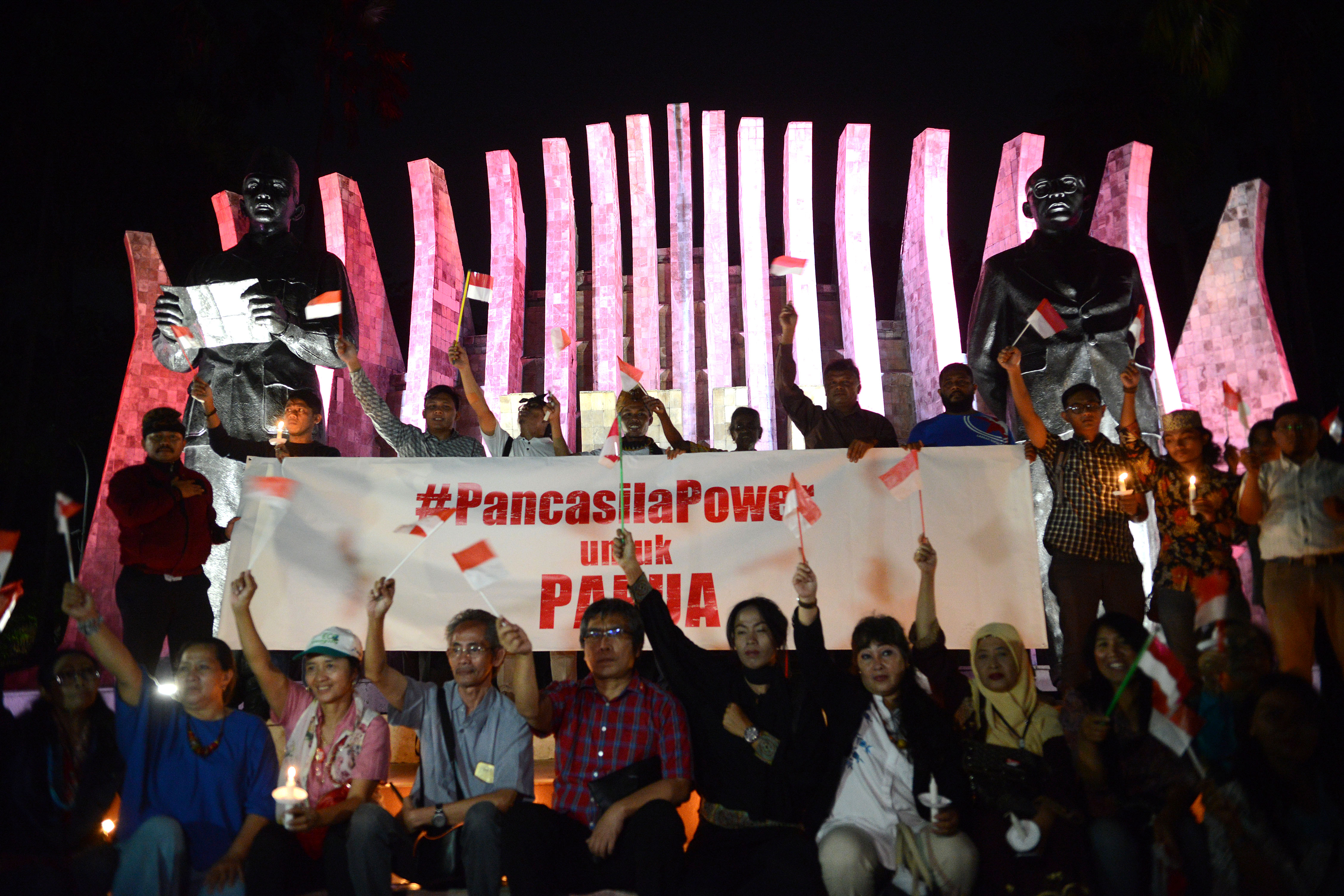 Masyarakat dari berbagai latar belakang dan suku bangsa berkumpul menggalang solidaritas kepada saudara Papua Selasa (20/8) malam.