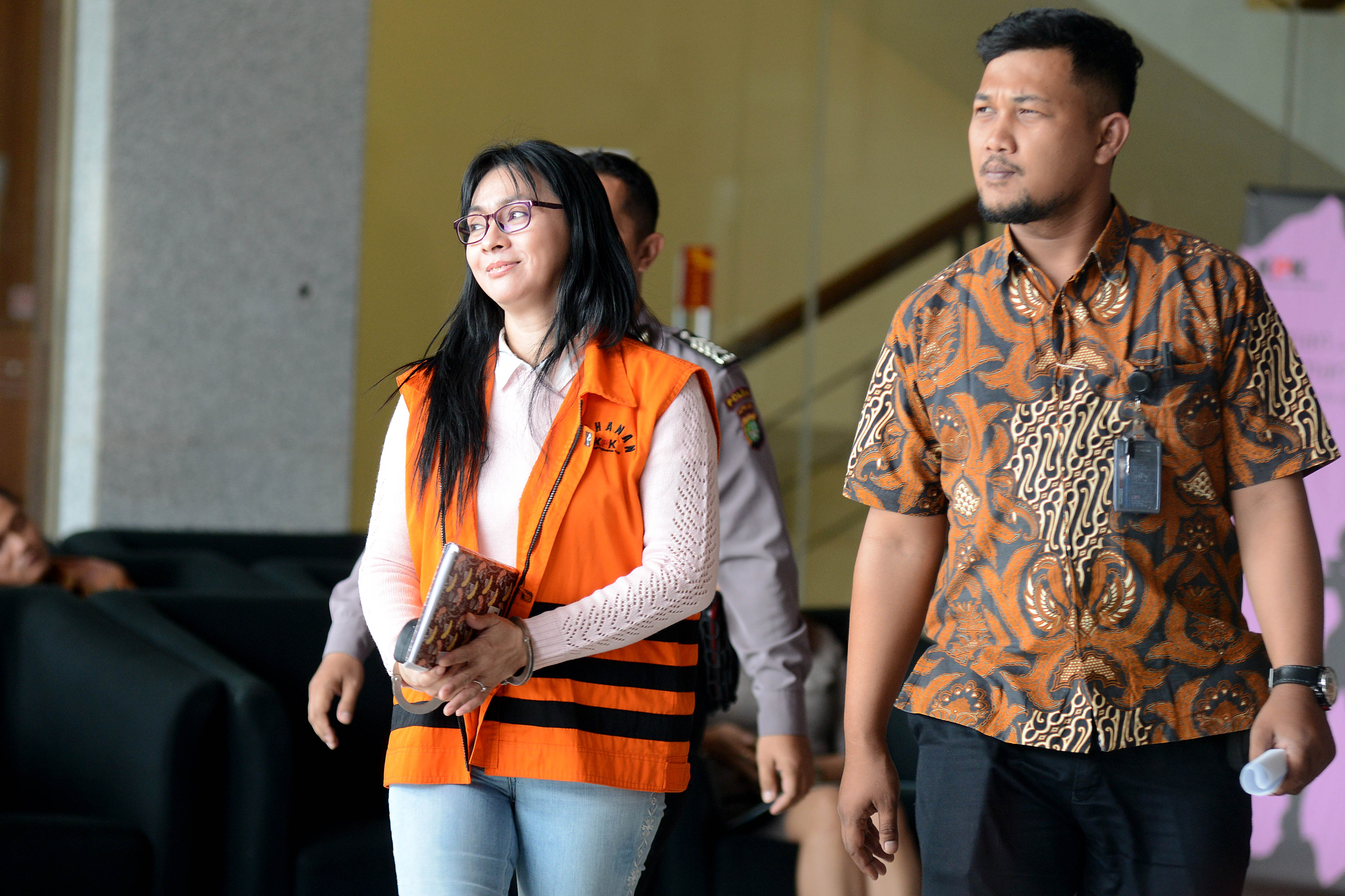 Bupati nonaktif Kepulauan Talaud Sri Wahyumi Maria Manalip berjalan keluar seusai diperiksa sebagai tersangka di gedung KPK, Selasa (20/8).