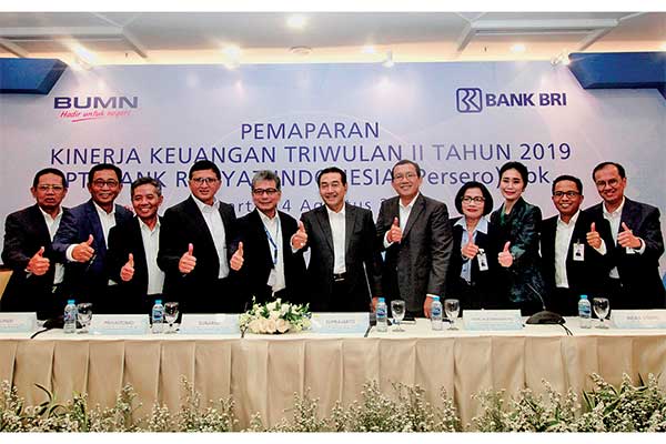 Direktur Utama BRI Suprajarto (tengah) bersama seluruh jajaran direksi berfoto bersama di Jakarta, kemarin.