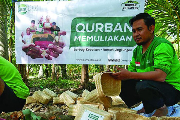 Berbagi daging kurban tanpa limbah plastik.
