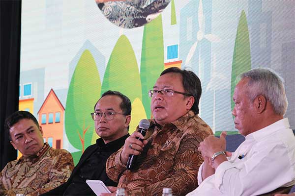 Menteri Perencanaan Pembangunan Nasional/Kepala Bappenas Bambang Brojonegoro (kedua dari kanan) bersama Menteri PU-Pera Basuki Hadimuljono, 