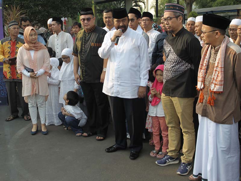 Ketua Umum Partai NasDem Surya Paloh (tengah) saat menyerahkan hewan kurban di Masjid Nursiah Daud Paloh